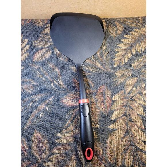 Black and Red Turner - Picture 1 of 3